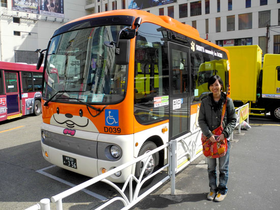 Chibi standing next to Hachiko bus