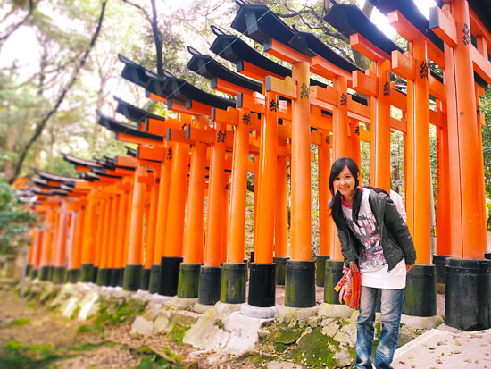 Chibi standing next to the hundreds of torii